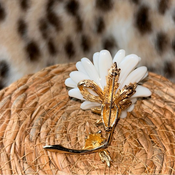 VINTAGE DAISY CASTLECLIFF FAUX PEARL WITH RED STONE & GOLD TONE BROOCH - Picture 11 of 15